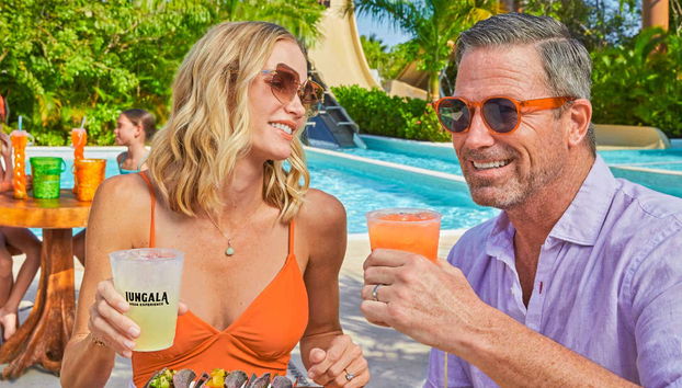 Um casal tomando um refresco no parque