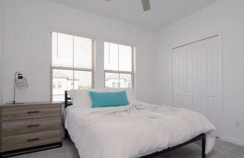 Modern Oasis! 3BR Townhouse in a Lagoon Community - Photo 13