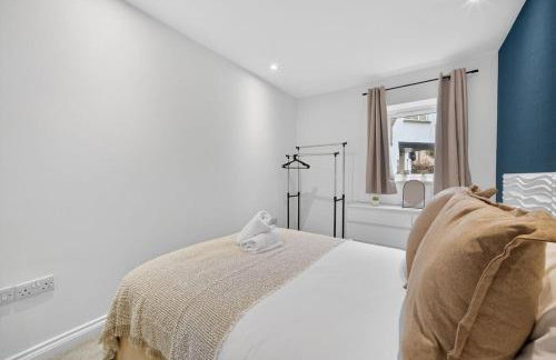 City Centre 2BR Apt with Balcony Access and Free Parking - Foto 20