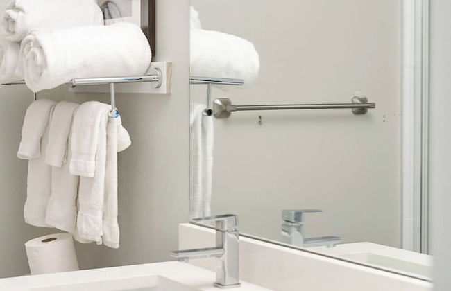 Rooftop Paradise Luxe 2BR Lake Views - Photo 45