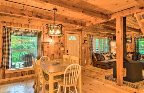 Secluded 2BR Cabin w Hot Tub, Pond, Trails, WiFi - Foto 18