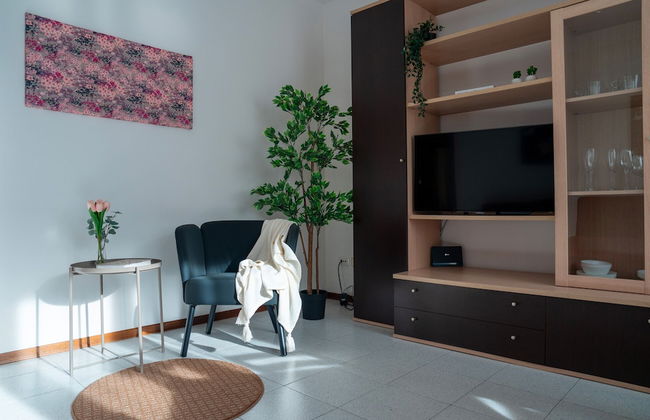 Scarlet Apartment with Garden - Photo 11