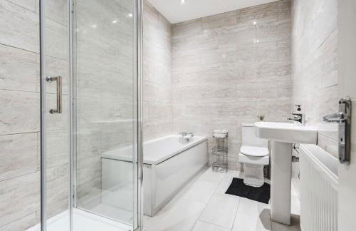 Huge Apartment - 8 Beds - Free Parking - Long Stays! - Foto 10