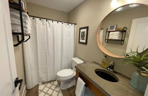 Romantic Cozy Cabin Walk to lake Hot tub Bikes Kayaks Grill - Foto 33