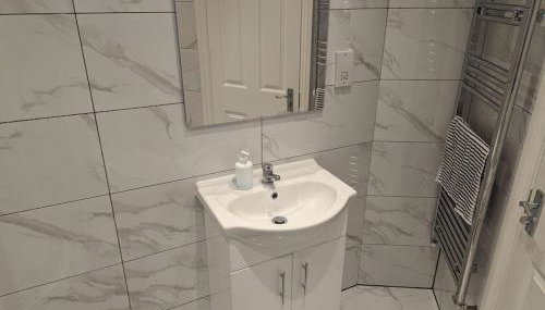 Flat with great transport links - Photo 5