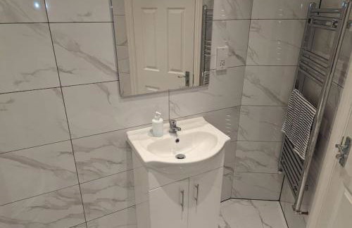 Flat with great transport links - Photo 5