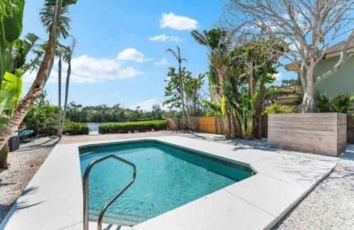 Blue Lagoon Hideaway 3BR Coastal Chic Retreat - Photo 56