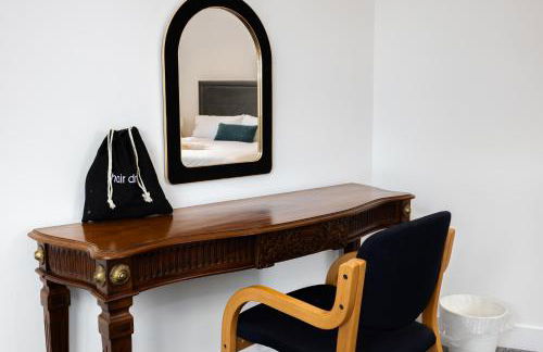 Stanway Apartments- Free Parking & Close To Tram Stop - Photo 28