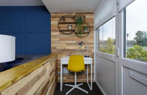 Castle View - 2 Bed Stylish Coastal Port Solent Retreat with Views! Parking, Sleeps 6 - LONG TERM STAY WINTER SPECIAL OFFER- By Blue Puffin Stays - Photo 16