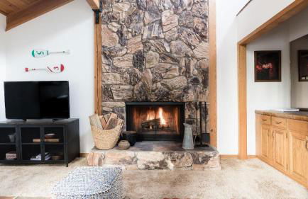 Wolfe by AvantStay | 5mins NorthStar! Fireplace, 2 Private Decks! - Foto 14