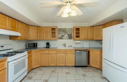 4BR-3BA Charming Family-Sized in Ames - Foto 9