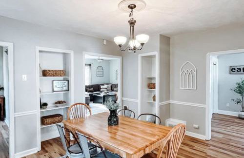 Large 4 Bedroom Home Close to Airport and IX Center - Foto 8