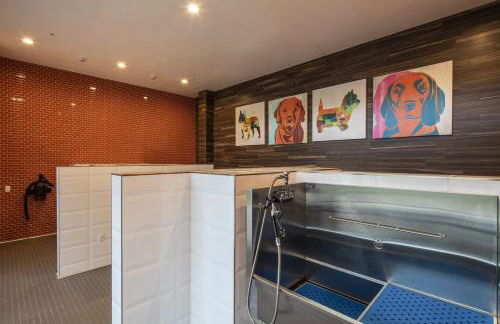 Luxury Condos at Anton Menlo w Pool & Amenities - Photo 59