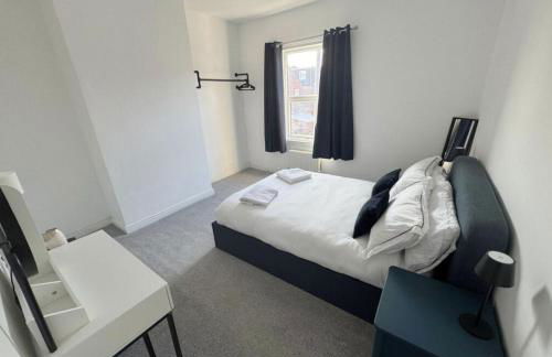 Levenshulme House - 2 Bedroom - Sleeps 6 - Free Parking & WiFi - Foto 4
