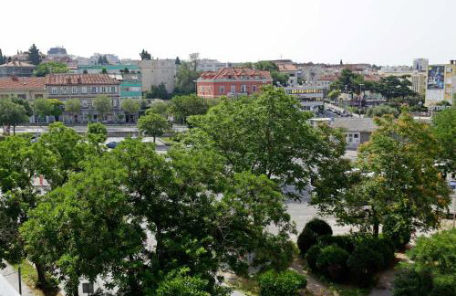 Modern 2-Bed Apt, Late check in available - Photo 55