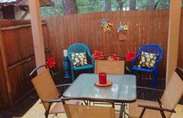 2BR Gated Escape With A Pool And Walk to Dining and Trails - Foto 22