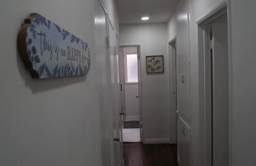 Cozy 3BR Home With Pool, Yard, Garage, and 80 inch TV! - Foto 32