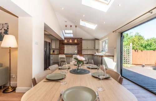 Pass the Keys Stunning Spacious Chessington Gem with Parking - Photo 16