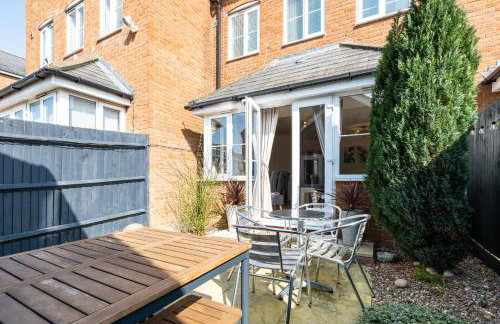 Modern and Spacious Home From Home 1 mile from M1 - with Netflix, Prime Video, PS5, free parking, superfast WiFi, BBQ - Sleeps 11 - By Brightleap Apartments - Foto 51