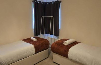 Cosy House- Sleeps 7 Centrally Located Free Parking, Fast WIFI Smart Tv with Sky and Netflix Business Travellers Relocators Leisure Welcome - Foto 29