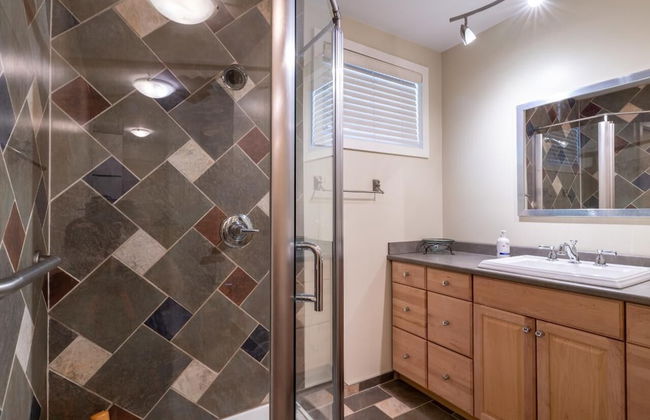 LUXURIOUS 5,500 sqft Home: 5 Br/5 Ba | PRIVATE Pool & Hot Tub | STEPS to Beach - Foto 29