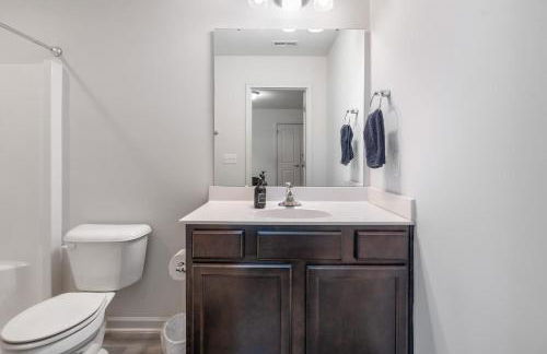 4BR Townhouse King Bed 2-Story Near NC State - Foto 24