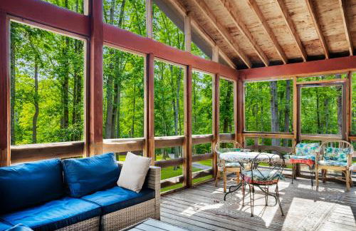 Cabin w hot tub & kayaks by river - Foto 2