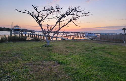 Waterfront home with Private Dock and swimming area, large fenced backyard - Foto 9