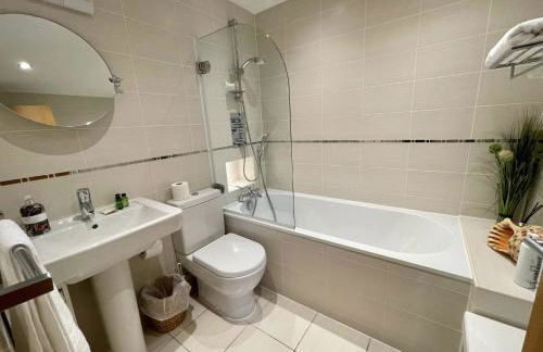 Modern contemporary home in beautiful setting - Foto 59