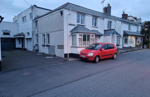 Neet Retreat - sleeps 7 next to beach - Foto 44