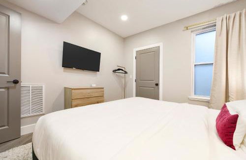 HostWise Stays - 2 King Beds, Free Street Parking, North Side Gem - Foto 7