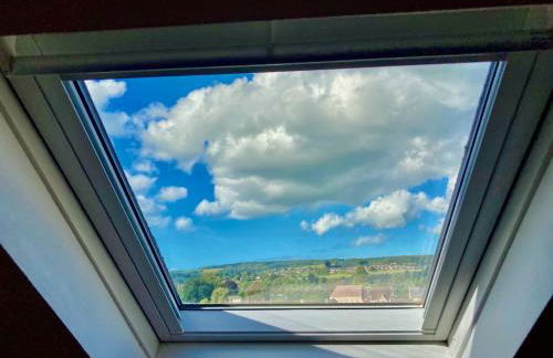 Windows over Stroud - 2BR Penthouse in Historic Building - Foto 3