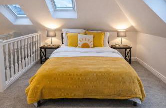 Beautiful cosy attic studio flat king size bed in central Beeston in Nottingham - Photo 1