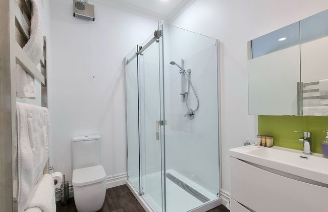 Cheerful 5 - Bedroom Home - Free Parking - Foto 32