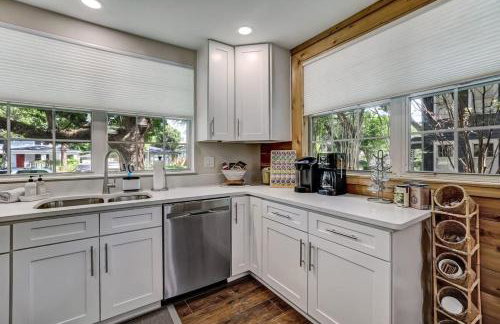 Cozy Riverside Villa - Walkable to Bars & Restaurants - Foto 5