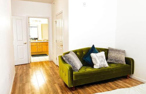 Bright Airy Home with Scenic Views - Foto 20