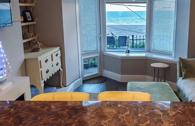 Seaview Apartment Sleeps 2 -patio -wifi -Tv - Photo 4