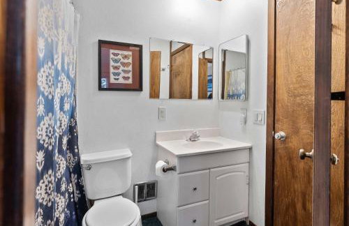 2BR Overlooks Shared Pool Near Gondola & Village - Foto 29