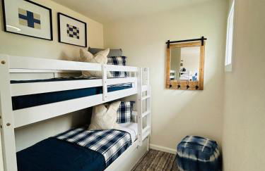 Stunning Lake House with a Pool and Hot Tub - Foto 14