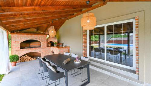 3 Bedroom Cozy Home In Gornje Plavnice - Foto 2