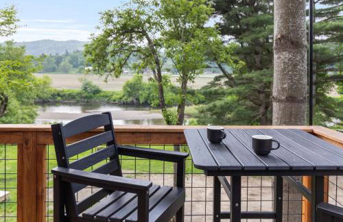 Designer A-Frame Treehouse with hot tub on river - Foto 20