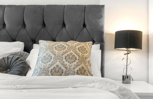 Two BDR Apt By Stay Aura Short Lets & Serviced Accommodation London With Free WiFi, Parking & 10 Min to Brentford Stadium - Foto 39