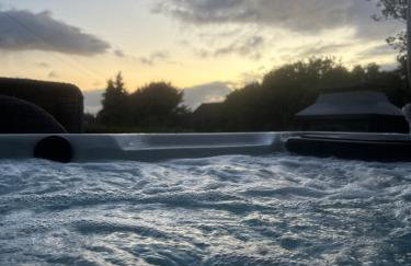 Sunset Retreat Cabin, Private Hot Tub with Mini Cinema Projector & Garden views - Foto 28