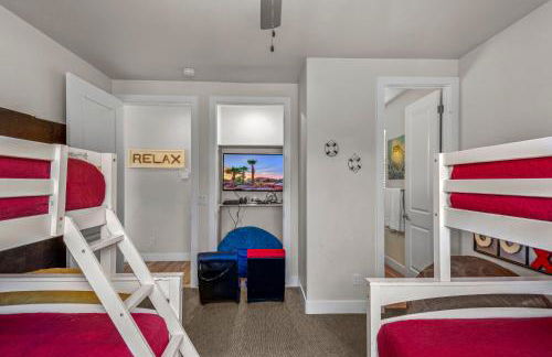 PV 110 Themed Rooms, PS4, Ping Pong, Pack n` Play, Electric Fire Place, Games, and More - Photo 22