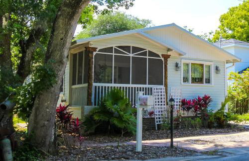 Luxurious Bohemian Bungalow in Lincolnville - Mins from Downtown! - Photo 3