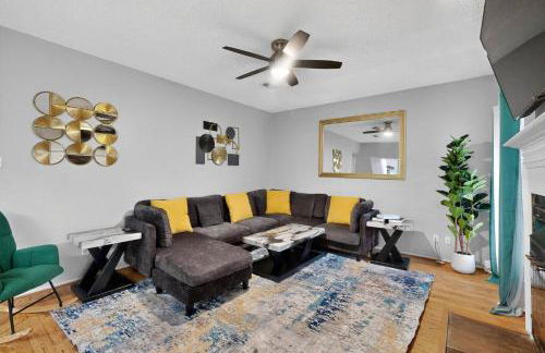 Newly updated 5BR/2.5BA w/pool sleep 16 ppl• - Photo 14