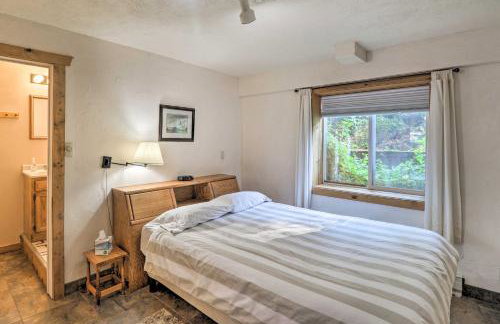 Riverfront Hungry Horse House with Large Deck! - Foto 24