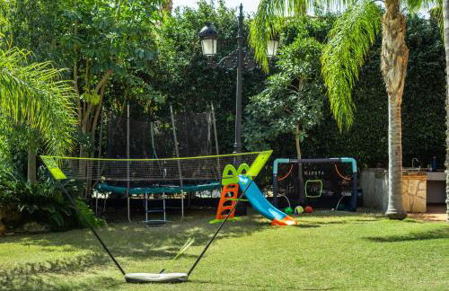 10 Bedroom 5 Star Luxury Villa & Heated Pool for 5 to 28 Guests near Alicante - Foto 14