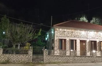 Αρχωντικα στην Τρiχονιδα - Foto 2