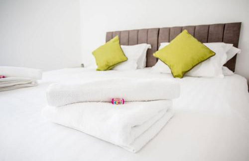 Halford House 3 Bed Town Centre Home from Home with Parking for 2 cars Prime Location Tamworth - Photo 25